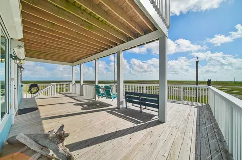 Exterior - 405 Pompano Dr, Freeport, TX 77541 photo 6 of 9