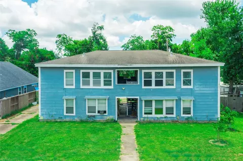 111 Holly St, Lake Jackson, TX 77566