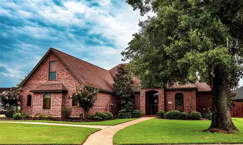 51 Red Maple Ct, Lake Jackson, TX 77566
