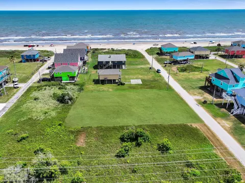 992 Smith Dr, Gilchrist, TX 77617
