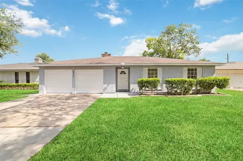 6111 Westbranch Dr, Houston, TX 77072