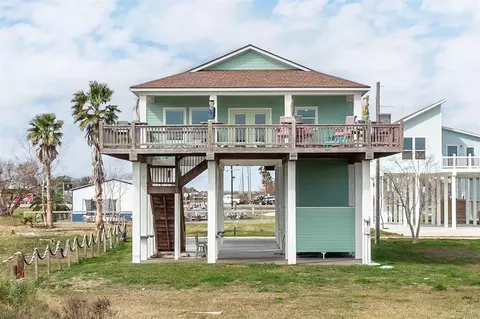 2110 Seahorse Ln, Crystal Beach, TX 77650