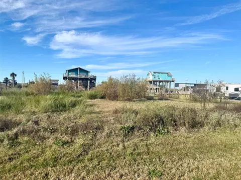 1057 Mabry St, Gilchrist, TX 77617