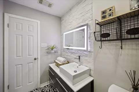 Bath - 4807 Roserock Ln, Spring, TX 77388 photo 3 of 3