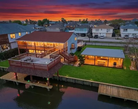372 Ling St, Hitchcock, TX 77563