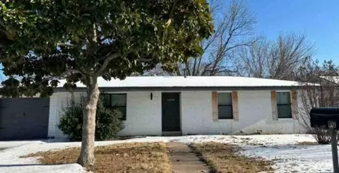 1109 Nugent St, Bowie, TX 76230