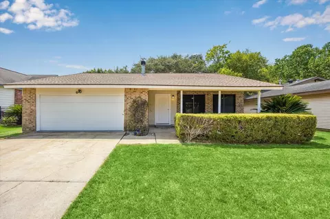 229 E Forest Ave, Shoreacres, TX 77571