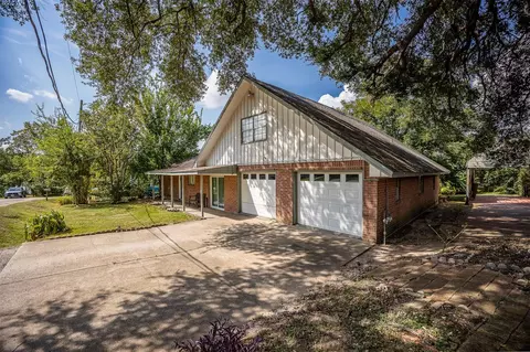 110 S 9th St, Highlands, TX 77562