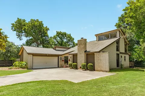 101 Huckleberry Dr, Lake Jackson, TX 77566