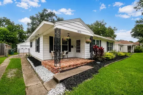 1070 W 43rd St, Houston, TX 77018