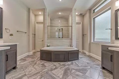 Bath - 16707 Stonecrest Dr, Conroe, TX 77302 photo 2 of 4