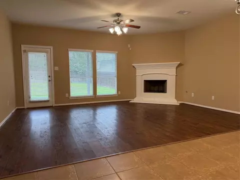 Living - 1092 Shadow Glenn Dr, Conroe, TX 77301 photo 1 of 1