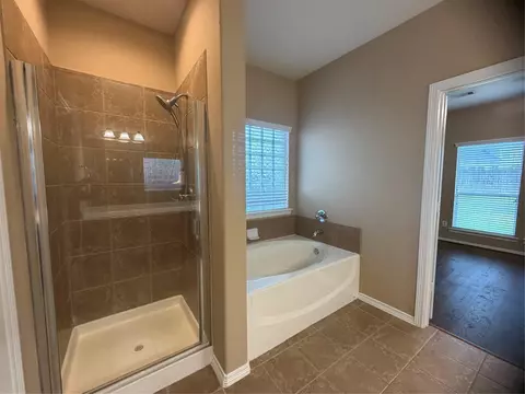 Bath - 1092 Shadow Glenn Dr, Conroe, TX 77301 photo 2 of 4