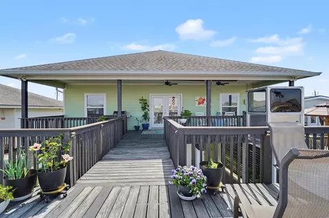 437 Pompano St, Bayou Vista, TX 77563