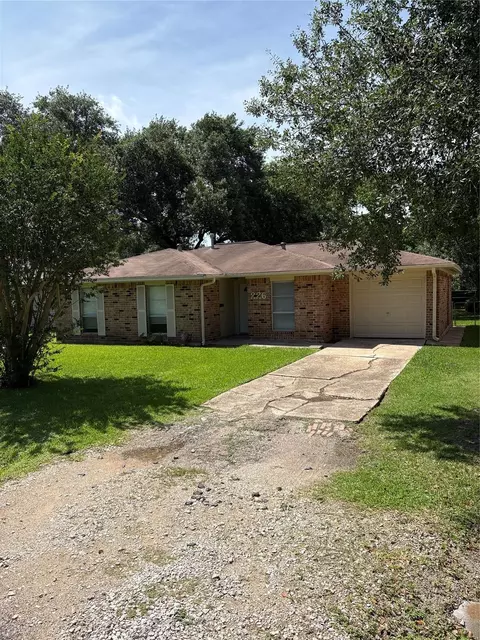 226 E Dumble St, Alvin, TX 77511