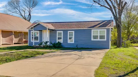 207 E Bernard St, Clute, TX 77531