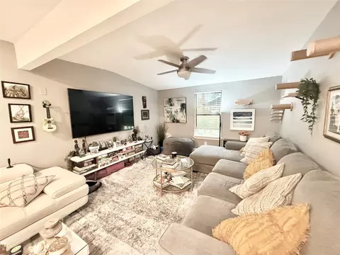 2043 Des Jardines St, Houston, TX 77023