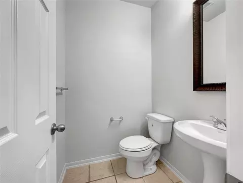 Bath - 632 Kickapoo Ct, Webster, TX 77598 photo 1 of 3