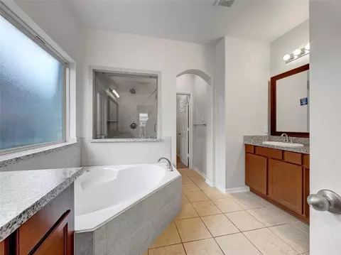 Bath - 632 Kickapoo Ct, Webster, TX 77598 photo 2 of 3