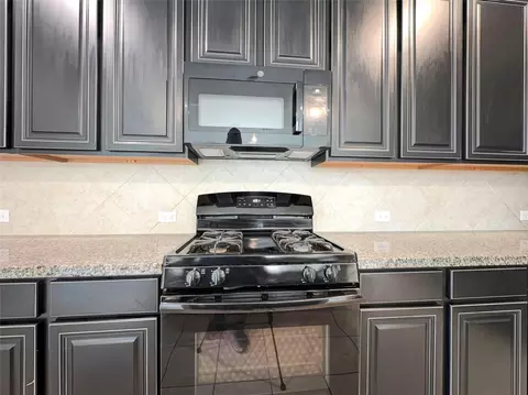 Kitchen - 632 Kickapoo Ct, Webster, TX 77598 photo 2 of 3