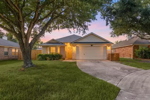 2810 Brookmist Ln, Dickinson, TX 77539