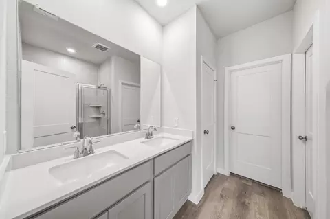 Entry Way - 302 Amy St, Angleton, TX 77515 photo 7 of 8