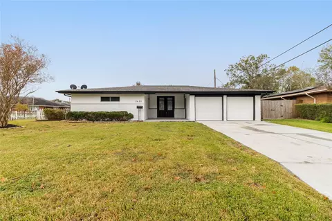 2435 9th St N, Texas City, TX 77590