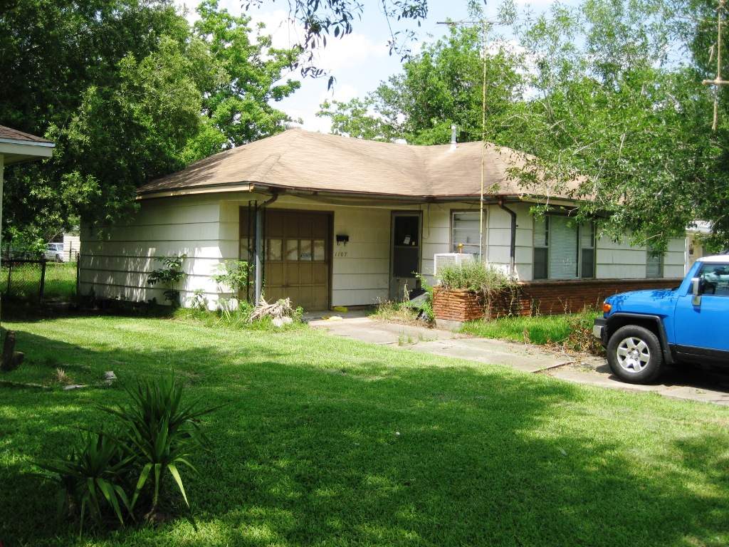 1107 Armor Ave, Pasadena, TX 77502 photo 1