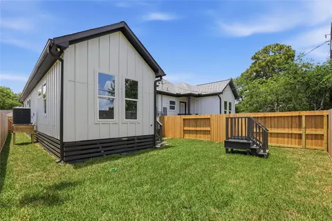 5515 Elm Springs Dr, Houston, TX 77048