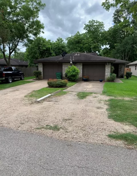 409-411 Hurst Pl, Angleton, TX 77515