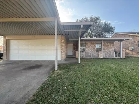 3130 Balzar Dr, Dickinson, TX 77539
