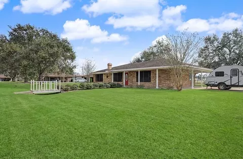 221 N Lake Dr, Winnie, TX 77665