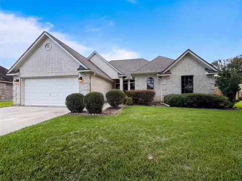 66 Tangerine Ct, Lake Jackson, TX 77566