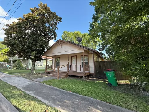 17 E James St, Baytown, TX 77520