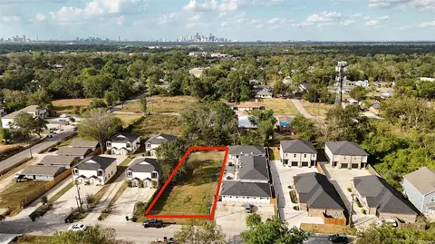5013 Mallow St, Houston, TX 77033