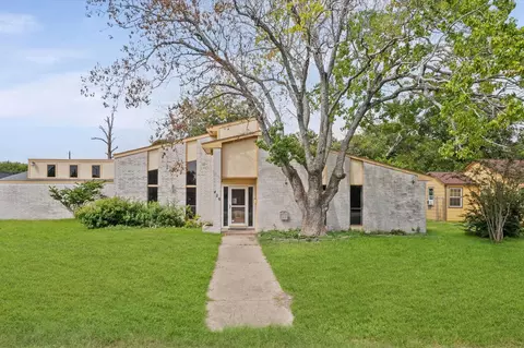 426 S 6th St, La Porte, TX 77571