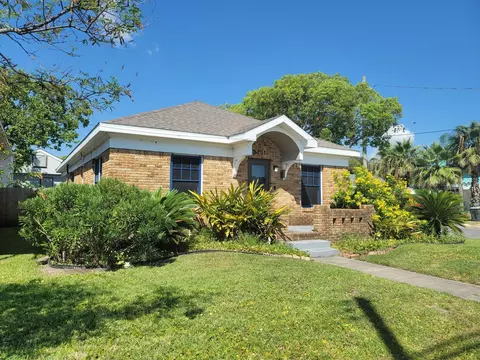2301 45th St, Galveston, TX 77551