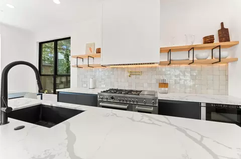 Kitchen - 1053 Bat Hawk Ct, Conroe, TX 77385 photo 5 of 6