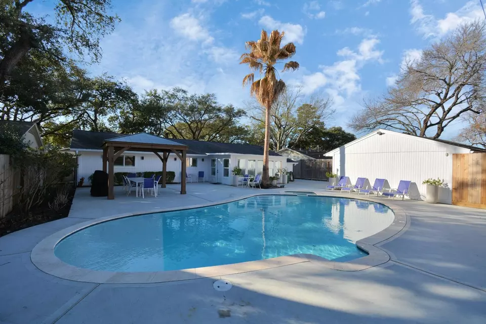 Exterior - 2619 Stoney Brook Dr, Houston, TX 77063 photo 3 of 8