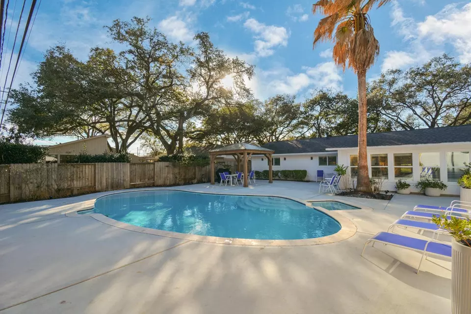 Exterior - 2619 Stoney Brook Dr, Houston, TX 77063 photo 4 of 8