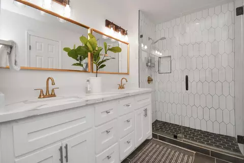 Bath - 2619 Stoney Brook Dr, Houston, TX 77063 photo 1 of 4