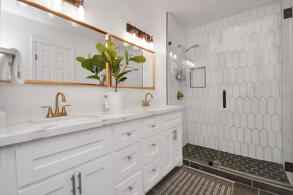 Bath - 2619 Stoney Brook Dr, Houston, TX 77063 photo 1 of 4