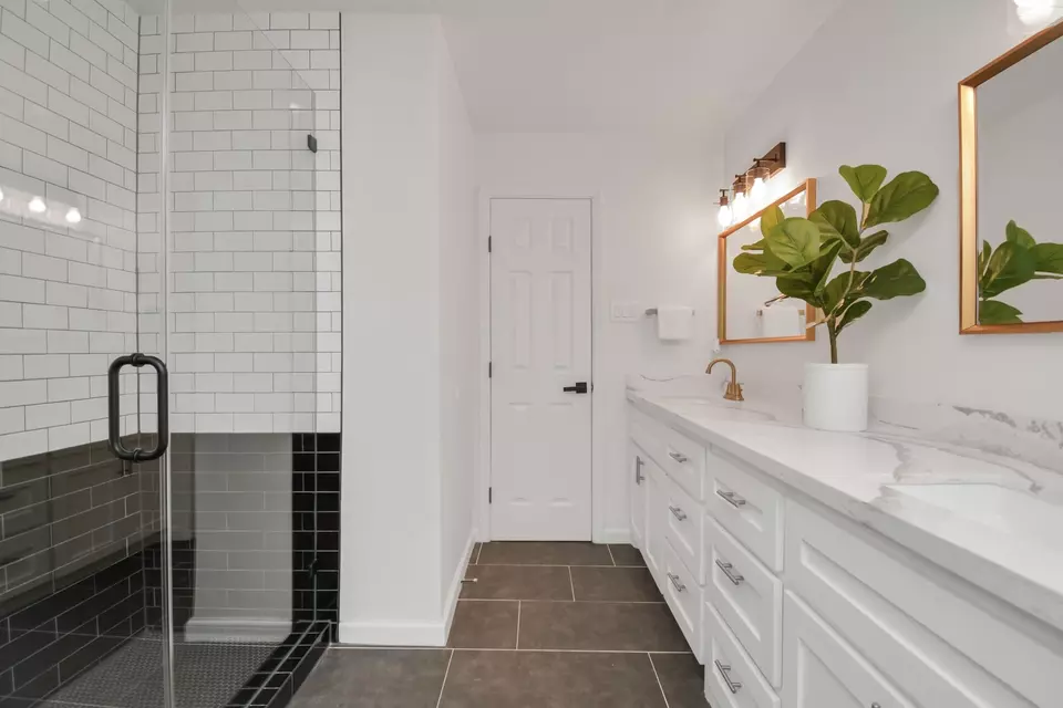 Bath - 2619 Stoney Brook Dr, Houston, TX 77063 photo 4 of 4