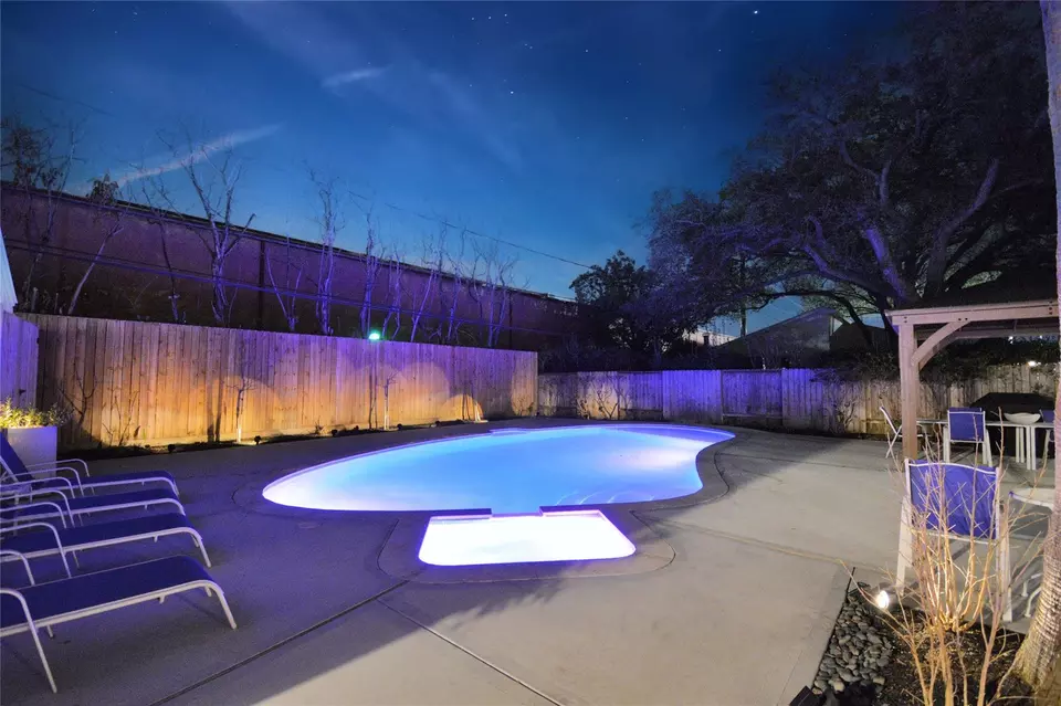 Exterior - 2619 Stoney Brook Dr, Houston, TX 77063 photo 6 of 8