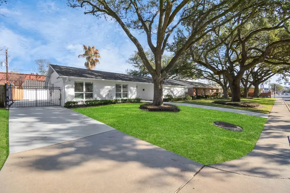 Exterior - 2619 Stoney Brook Dr, Houston, TX 77063 photo 2 of 8