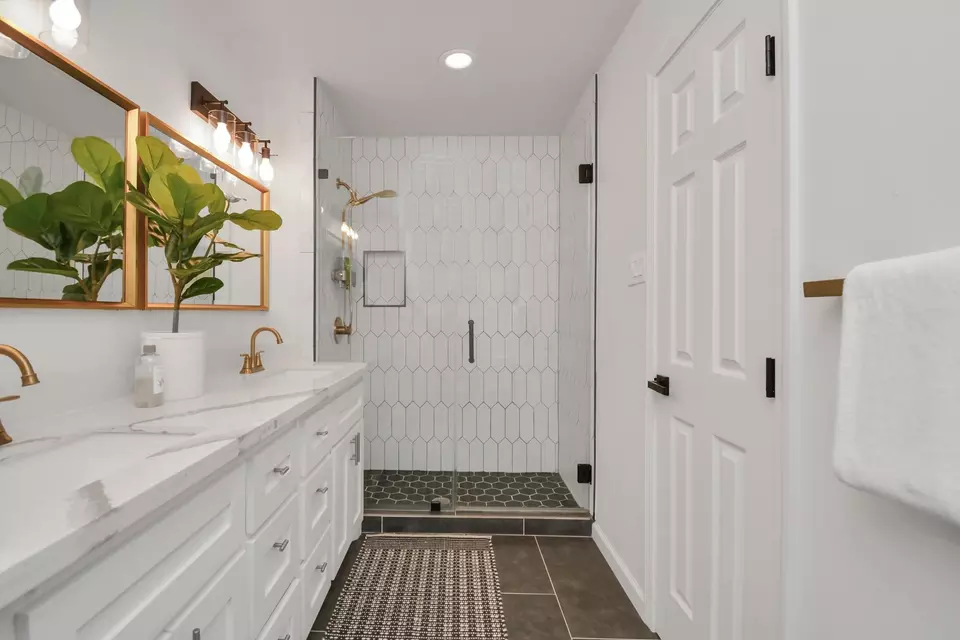 Bath - 2619 Stoney Brook Dr, Houston, TX 77063 photo 2 of 4