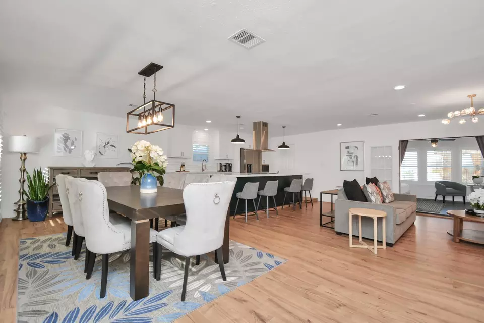 Dining - 2619 Stoney Brook Dr, Houston, TX 77063 photo 1 of 2