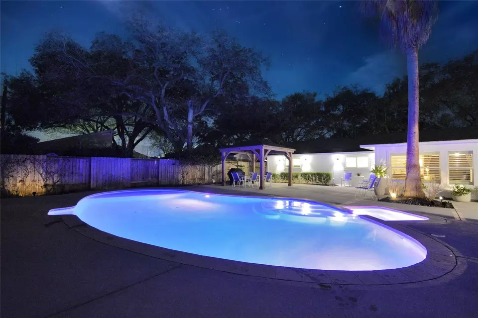 Exterior - 2619 Stoney Brook Dr, Houston, TX 77063 photo 7 of 8