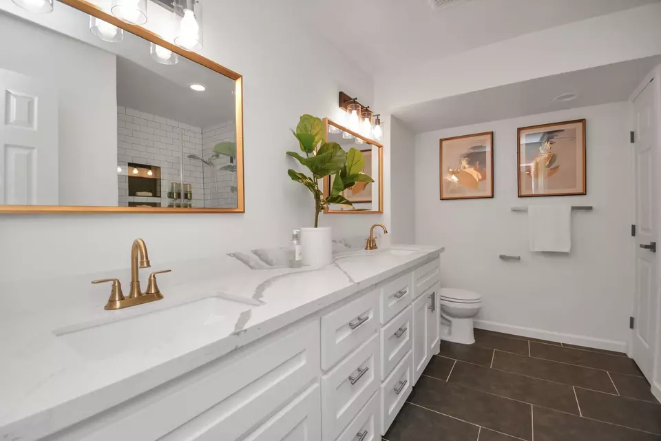 Bath - 2619 Stoney Brook Dr, Houston, TX 77063 photo 3 of 4