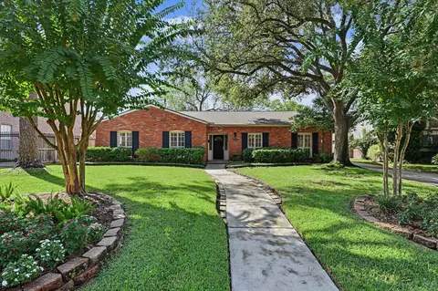 7915 Meadow Lake Ln, Houston, TX 77063